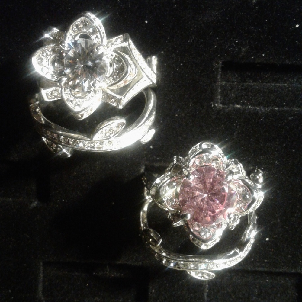 Vu " Wrapped In Petals Rings "