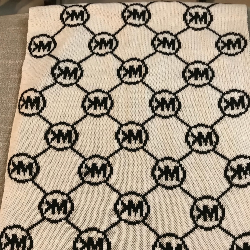 ❗️SOLD❗️NWT Michael Kors Monogram Reversible Scarf - Picture 5 of 5