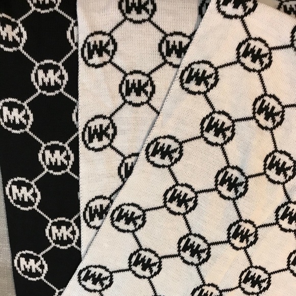 ❗️SOLD❗️NWT Michael Kors Monogram Reversible Scarf - Picture 3 of 5