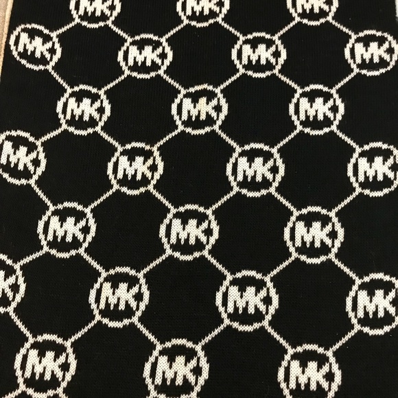 ❗️SOLD❗️NWT Michael Kors Monogram Reversible Scarf - Picture 4 of 5