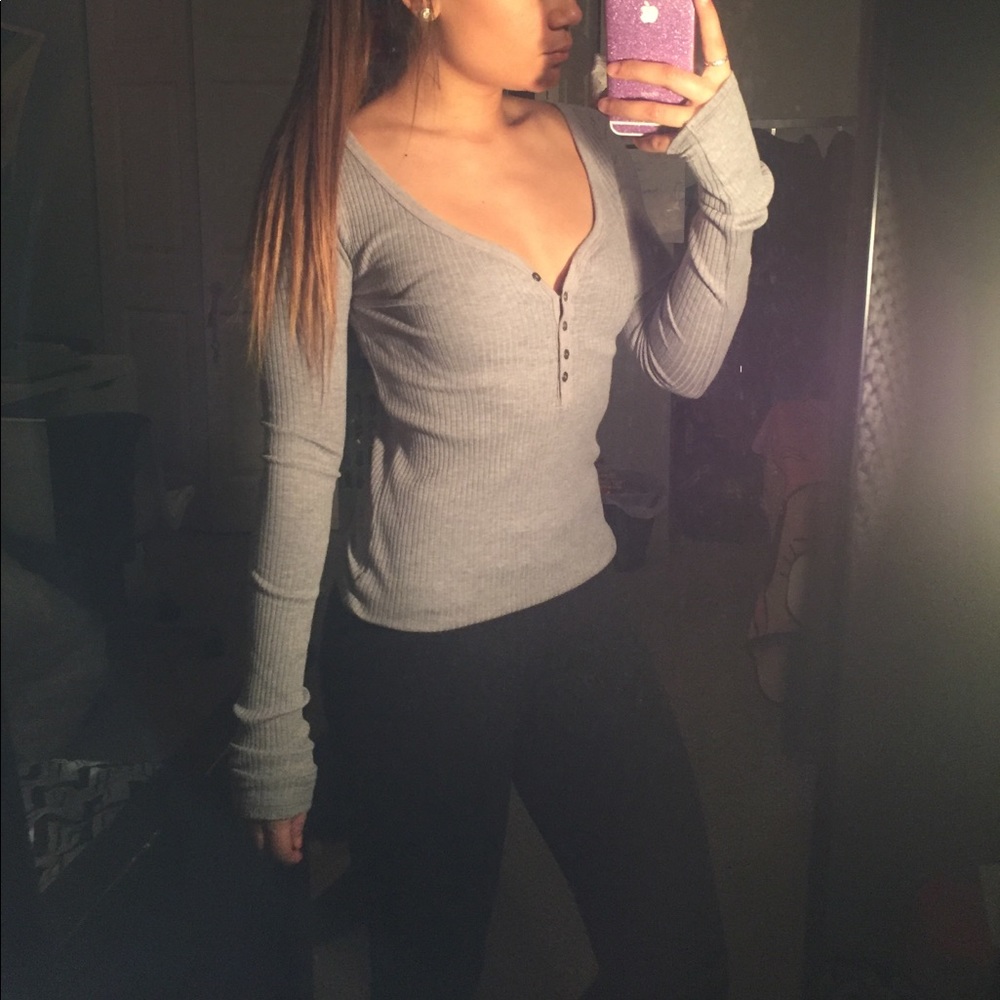 SOLD ON Ⓜ️ LONG SLEEVE HENLEY TOP