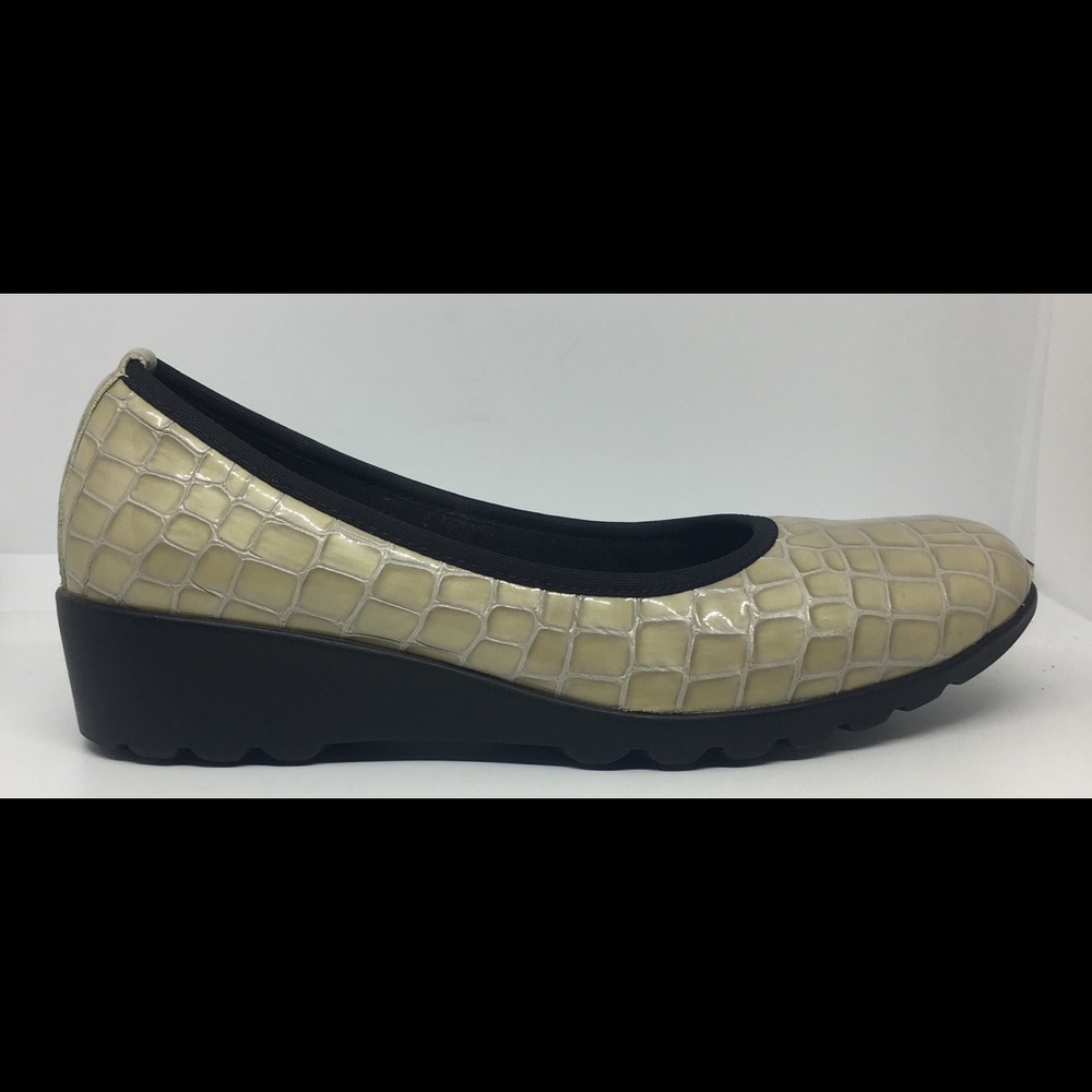 Women's Josef Seibel 40 Tan Croco Stretch Flats 9