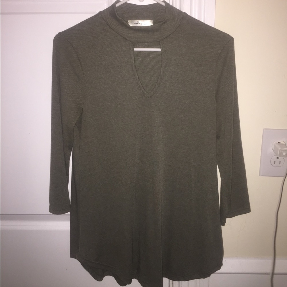 Green three quarter sleeve shirt