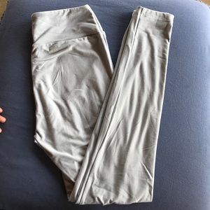 LuLaRoe OS light grey butter-soft leggings😍🤗😱