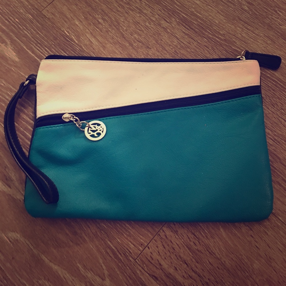 Medium size wristlet