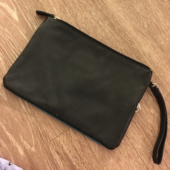 Medium size wristlet - Picture 2 of 3