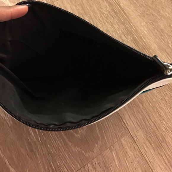 Medium size wristlet - Picture 3 of 3