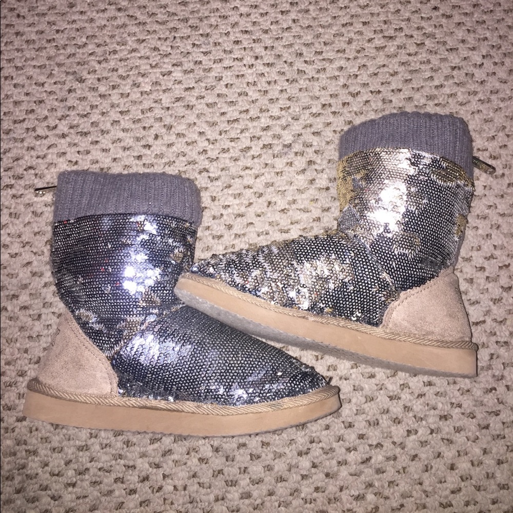 SOLD ON Ⓜ️ LOVE PINK SEQUIN MUKLUKS