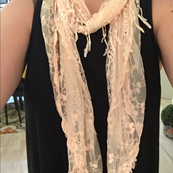 Accessories - Pink lace scarf with fringe