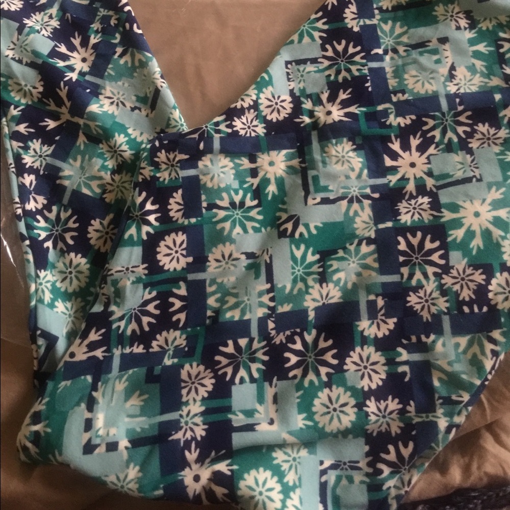 Lularoe Snowflakes TC