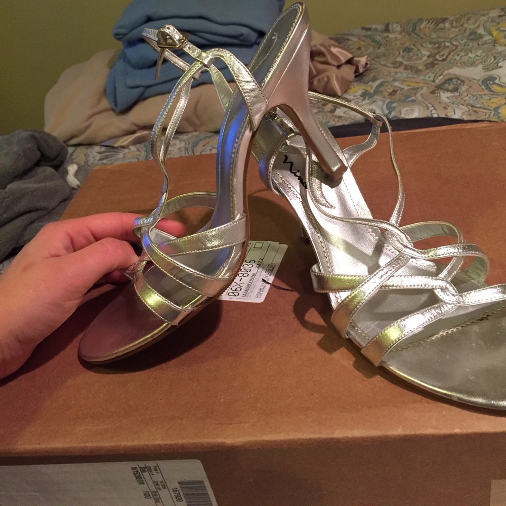 Women's dress shoe silver