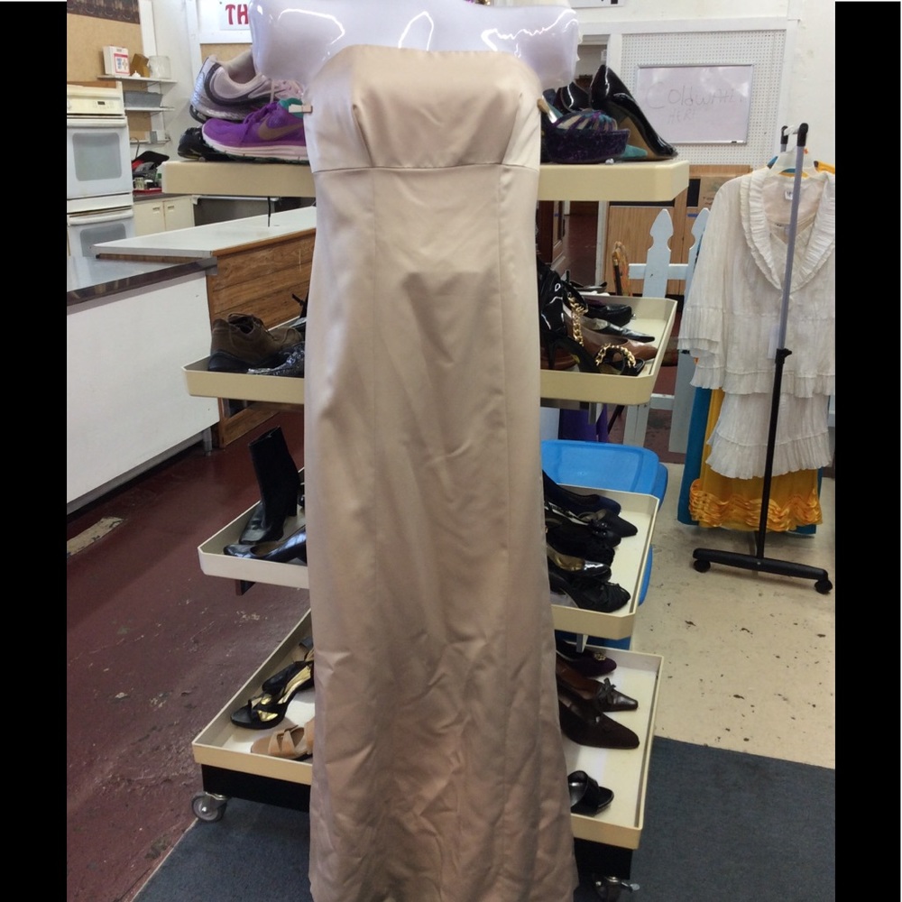 Champagne Vera Wang Strapless Prom Evening Dress.