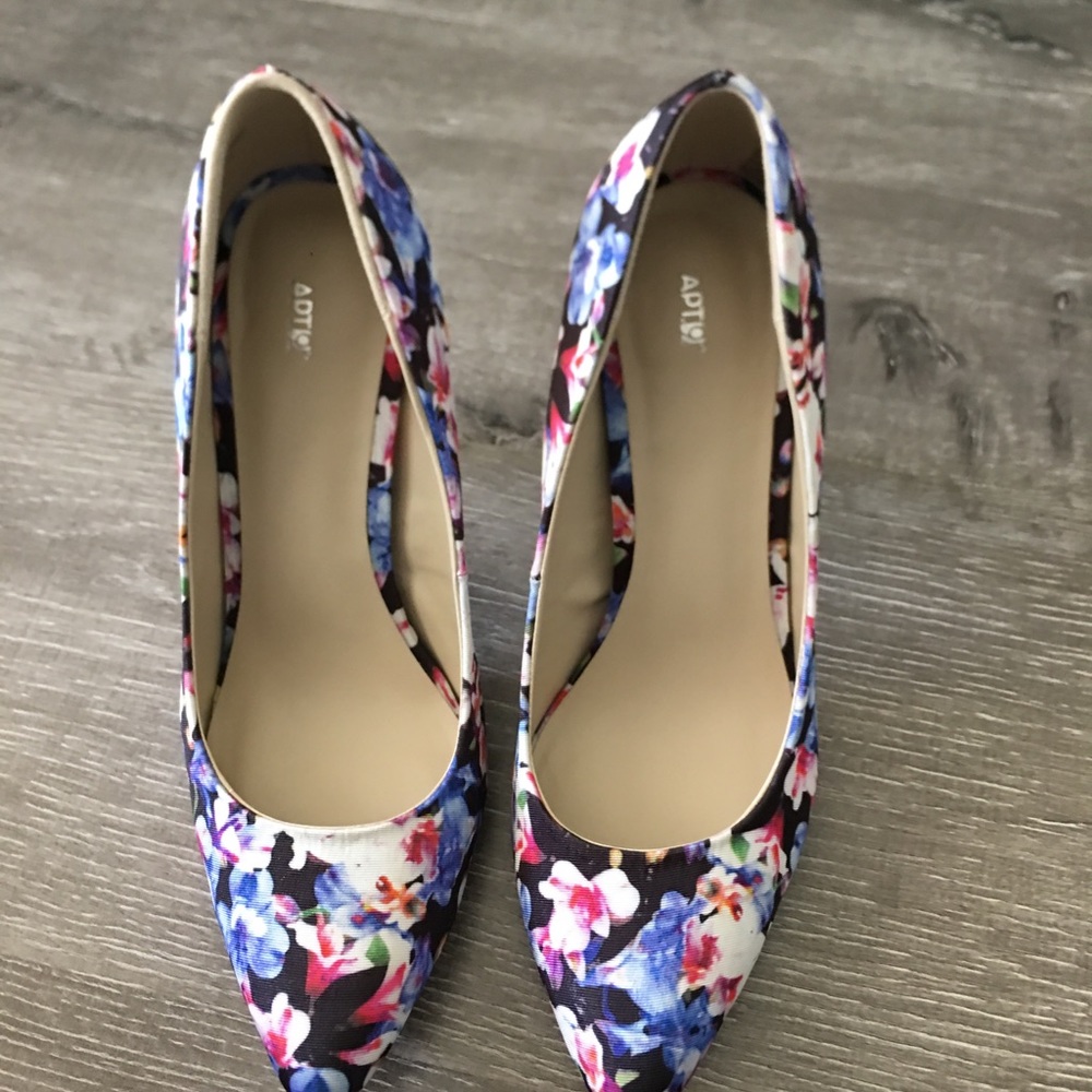 Floral heels size 8 Apt.  9