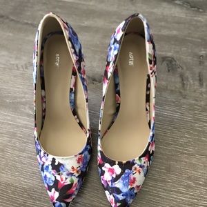 Floral heels size 8 Apt.  9