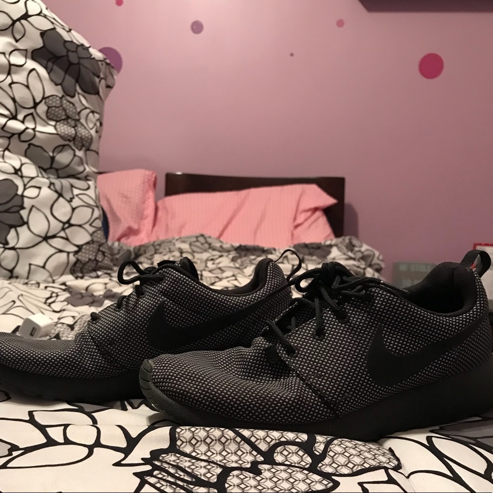 All black nike roshe runs
