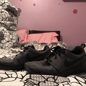 All black nike roshe runs