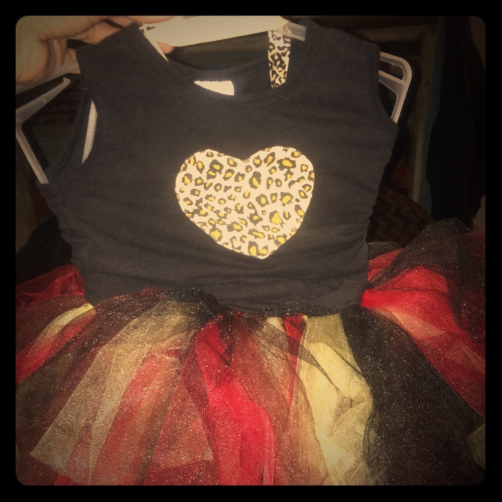 Sleeveless shirt with tutu