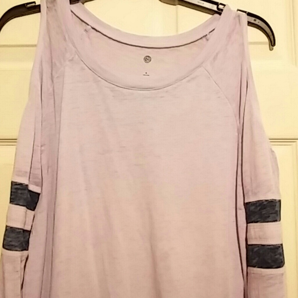 Women's cold shoulder long sleeved tee