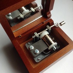 👻 Hand cranked Castle in the Sky wooden music box