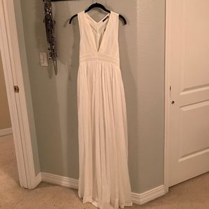 Lulu’s white dress