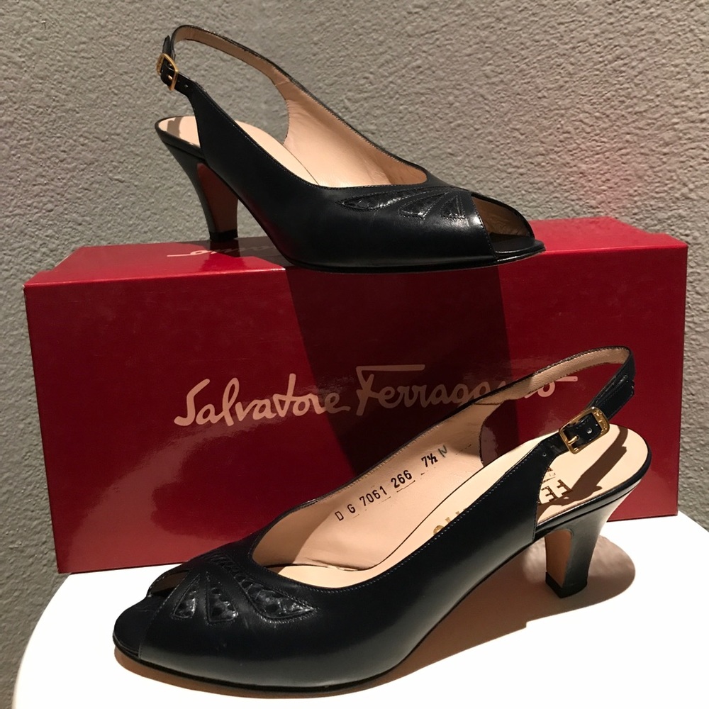 Ferragamo Navy Pumps 7.5N