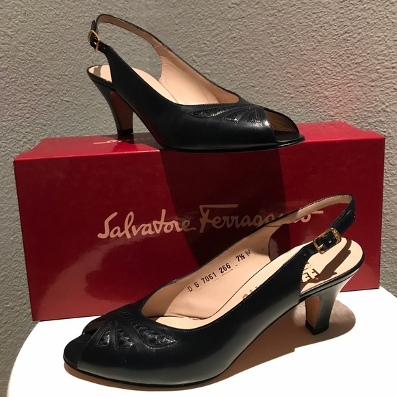 Ferragamo Navy Pumps 7.5N - Picture 1 of 5