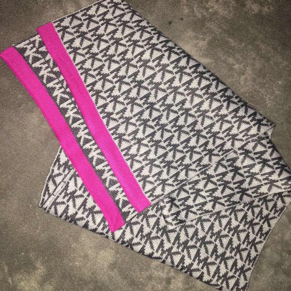 Michael Kors knit logo scarf