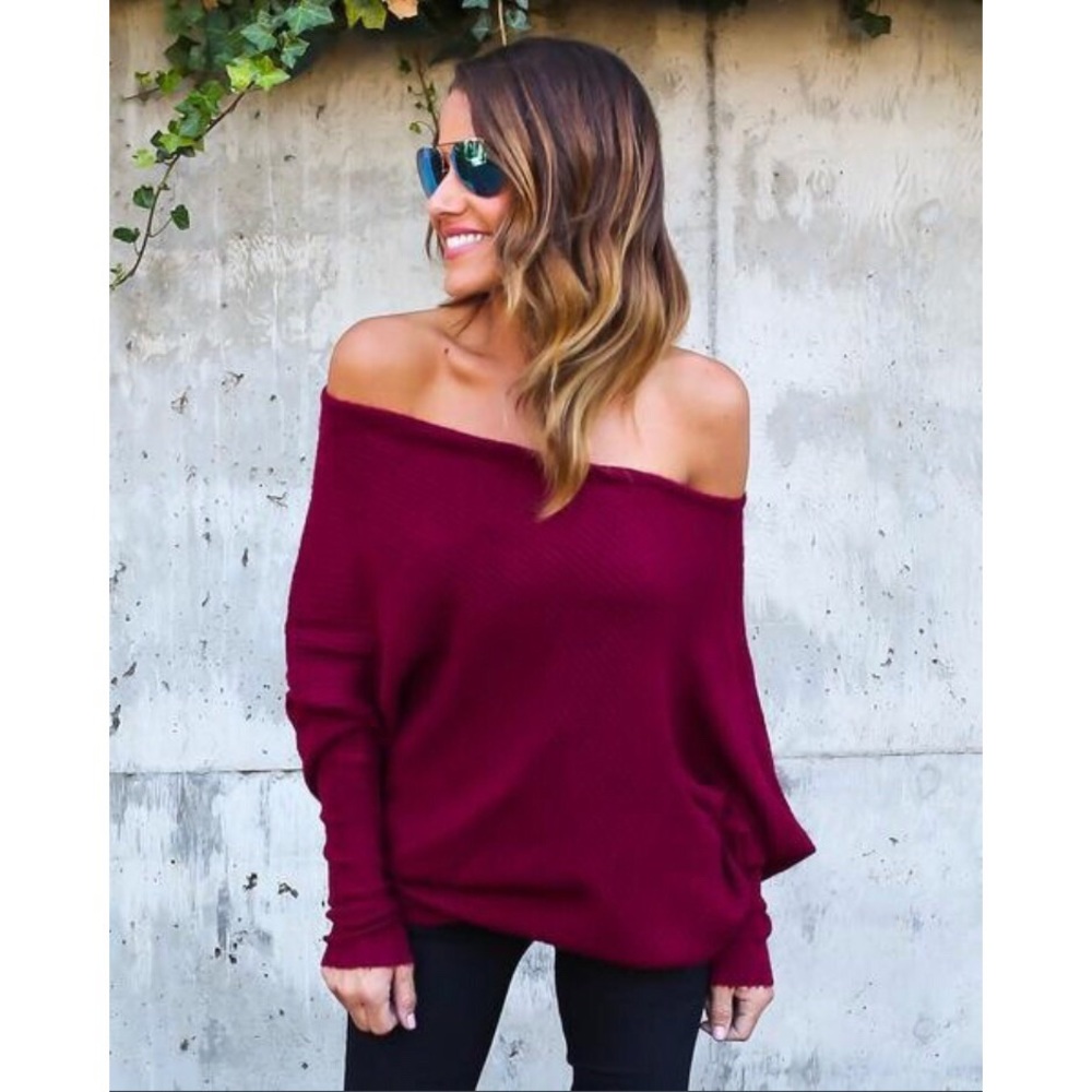🆕🔥BEAUTIFUL OFF THE SHOULDER SWEATER🆕🔥