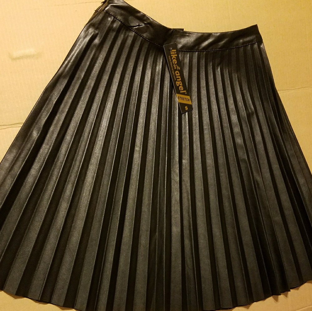 Pleated black skirt faux-leather