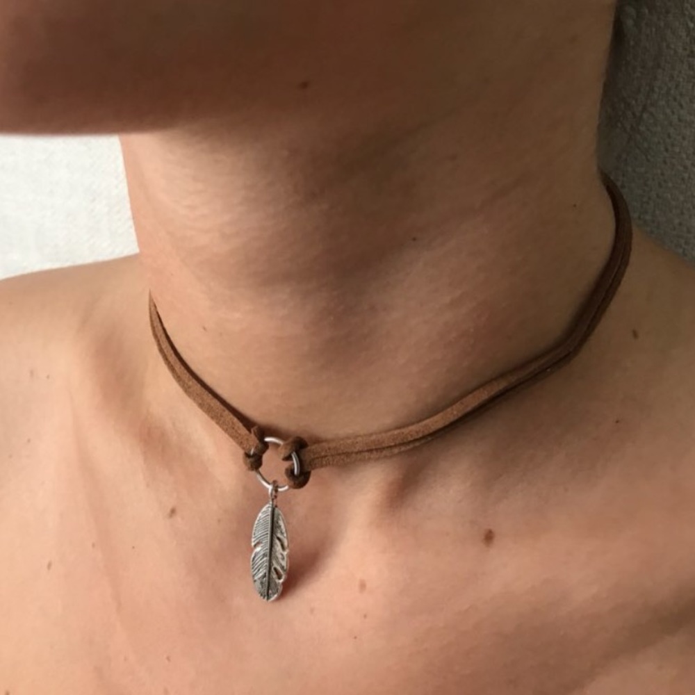 (Q3) Feather Choker Necklace - Picture 6 of 8