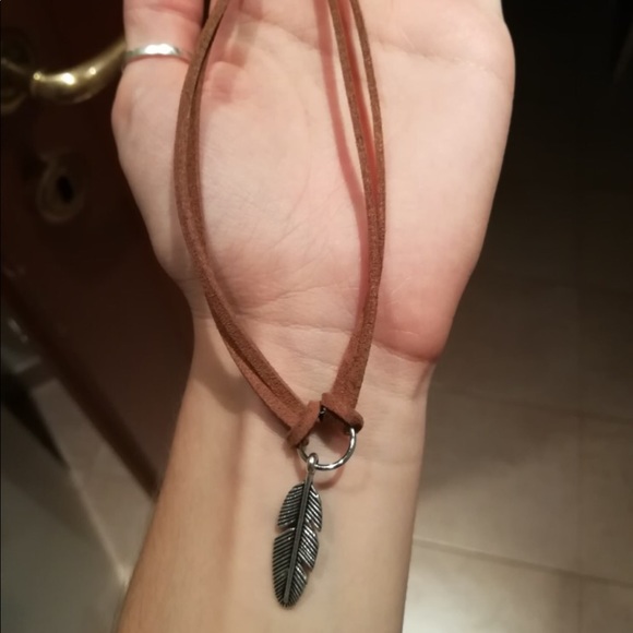 (Q3) Feather Choker Necklace - Picture 8 of 8