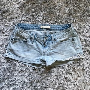 Bullhead light wash low-rise denim shorts
