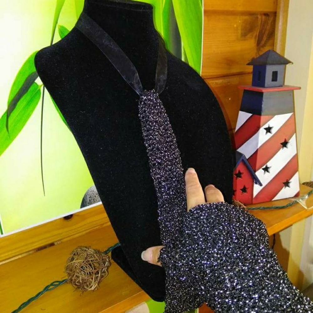 Neck-cessory and single fingerless glove