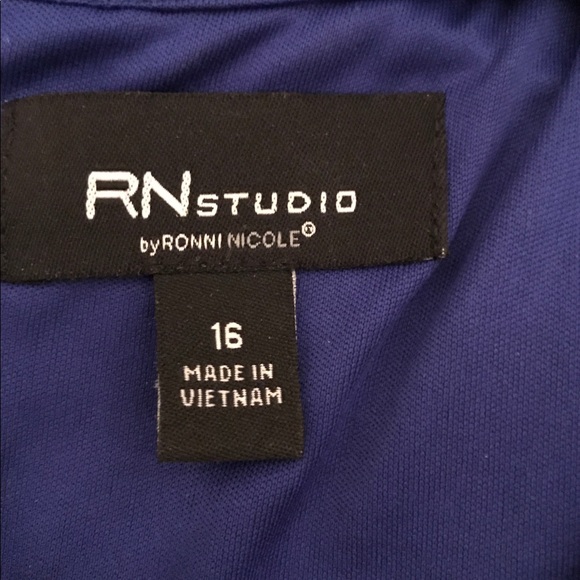 Lace dress - Picture 3 of 3