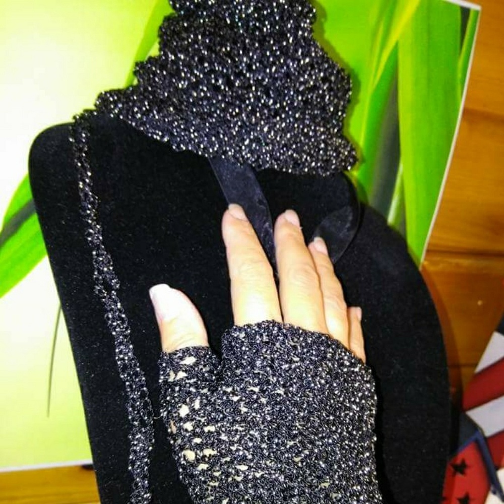 Hat and single fingerless glove set