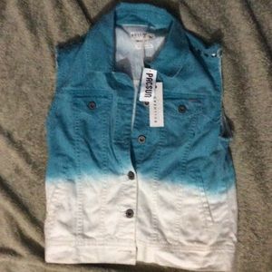 Sleeveless ombré  jean jacket