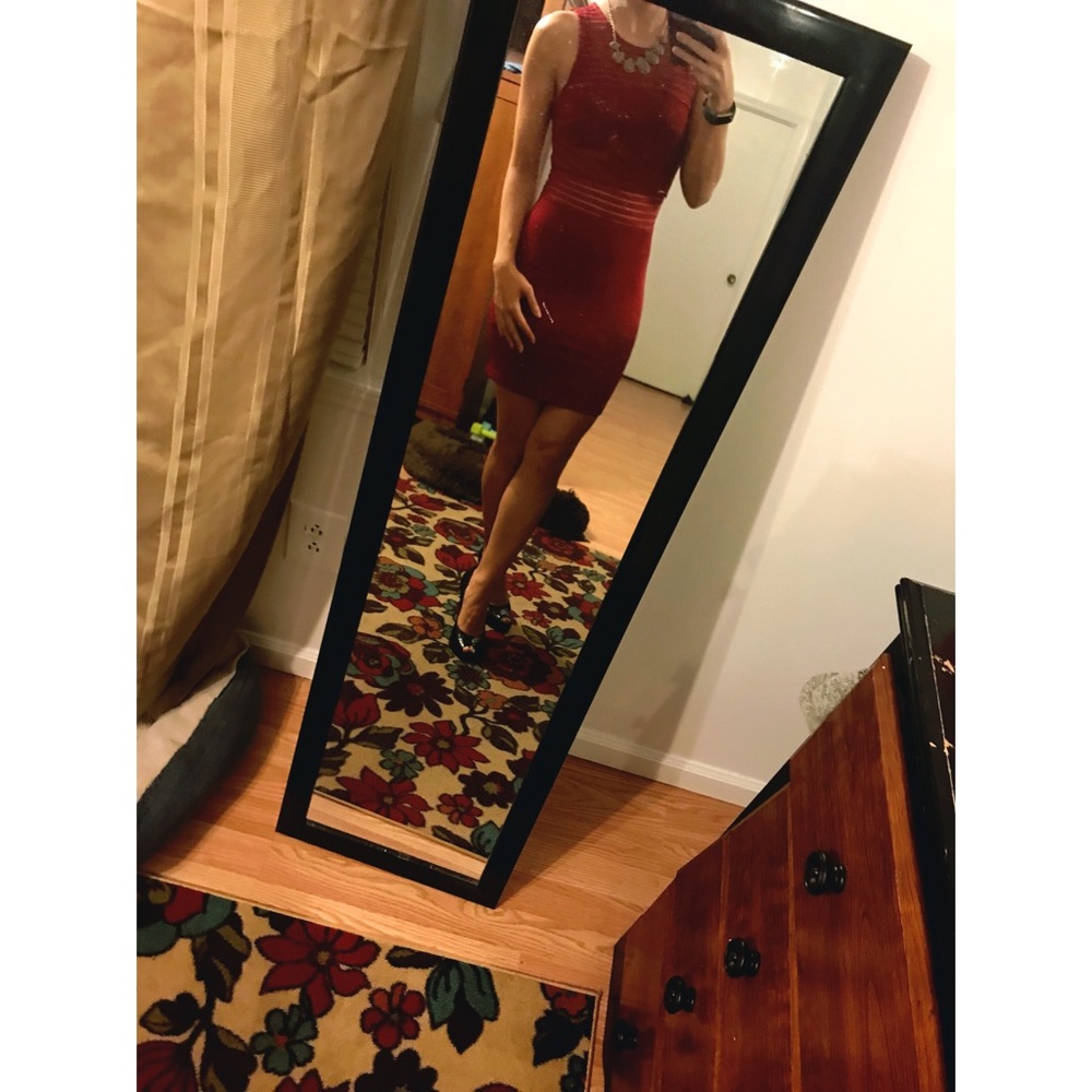 Burgundy bodycon dress 👗