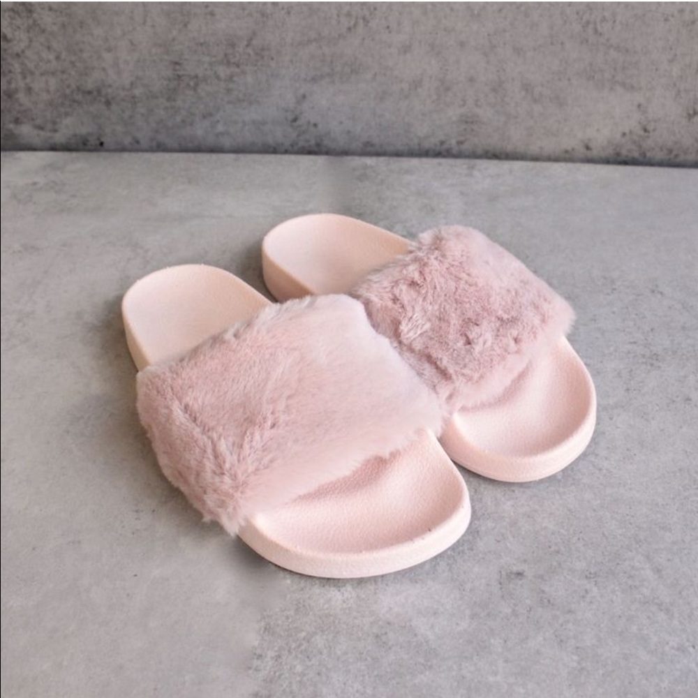 🌿LIGHT PINK FUZZY SLIDES🌿ONE LEFT!