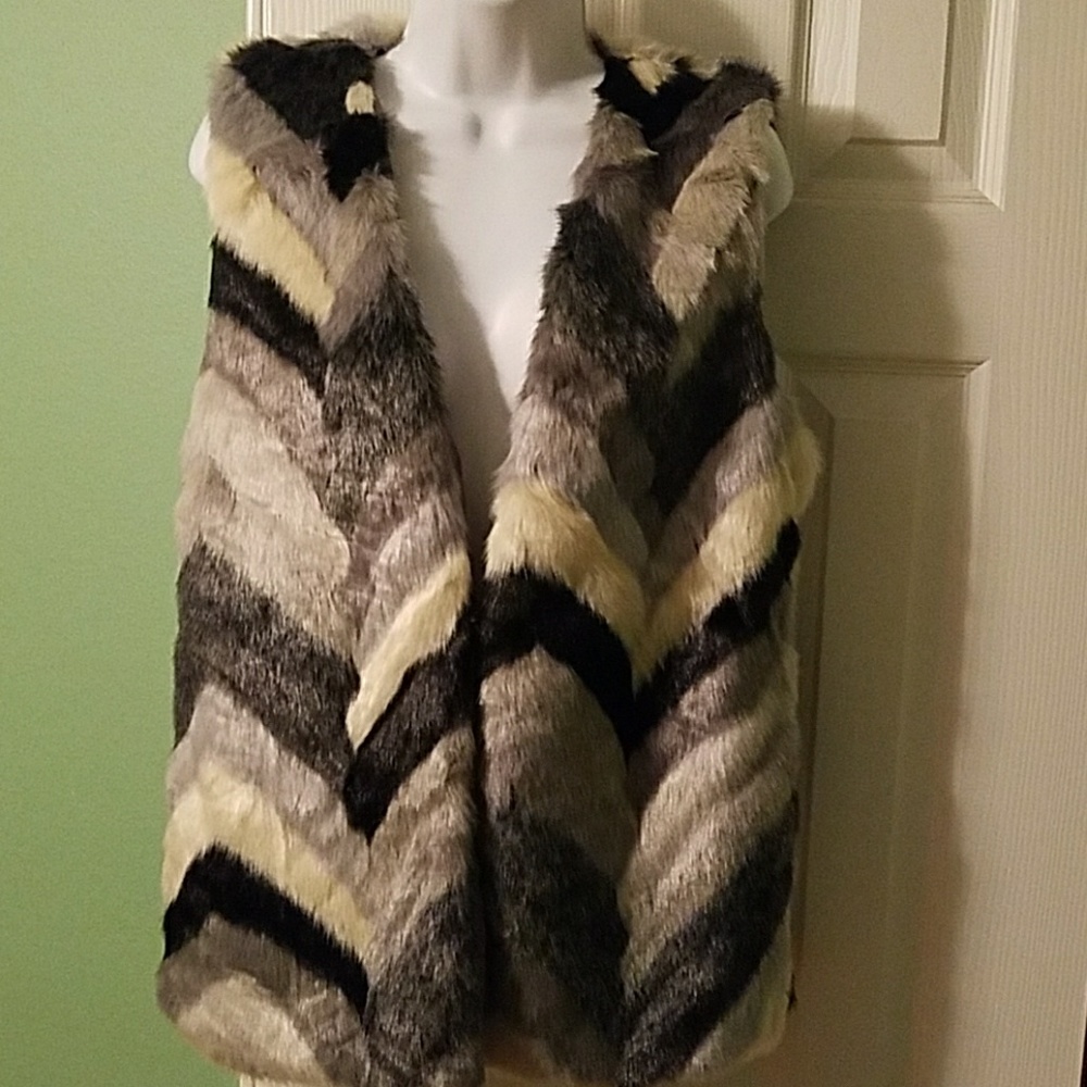 NWT Chic faux fur zigzag striped grey vest - Picture 1 of 4