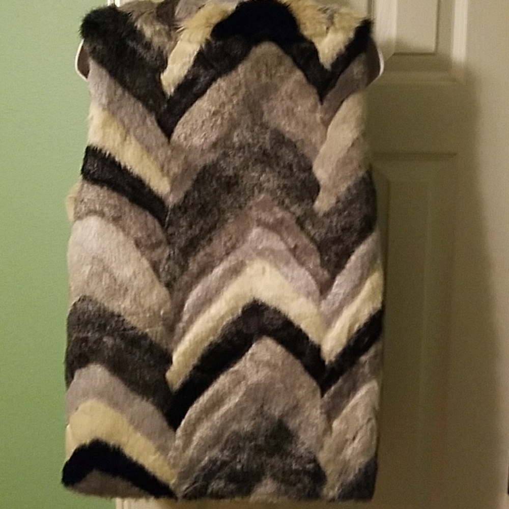 NWT Chic faux fur zigzag striped grey vest - Picture 4 of 4