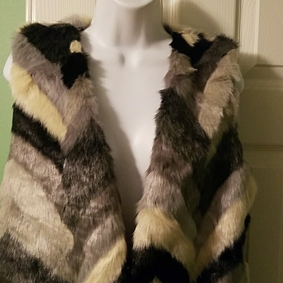 NWT Chic faux fur zigzag striped grey vest - Picture 2 of 4