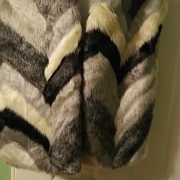 NWT Chic faux fur zigzag striped grey vest - Picture 3 of 4