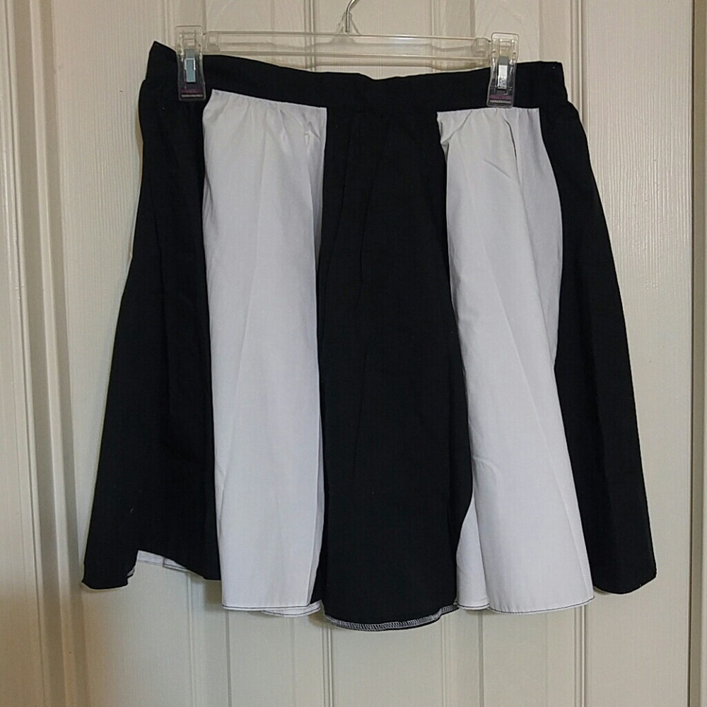 Flowy black & white skirt