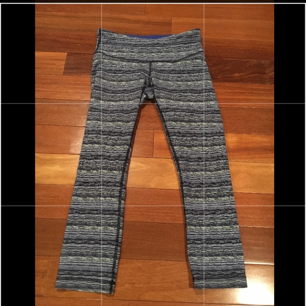 Lululemon Size 4 blue Capri pants
