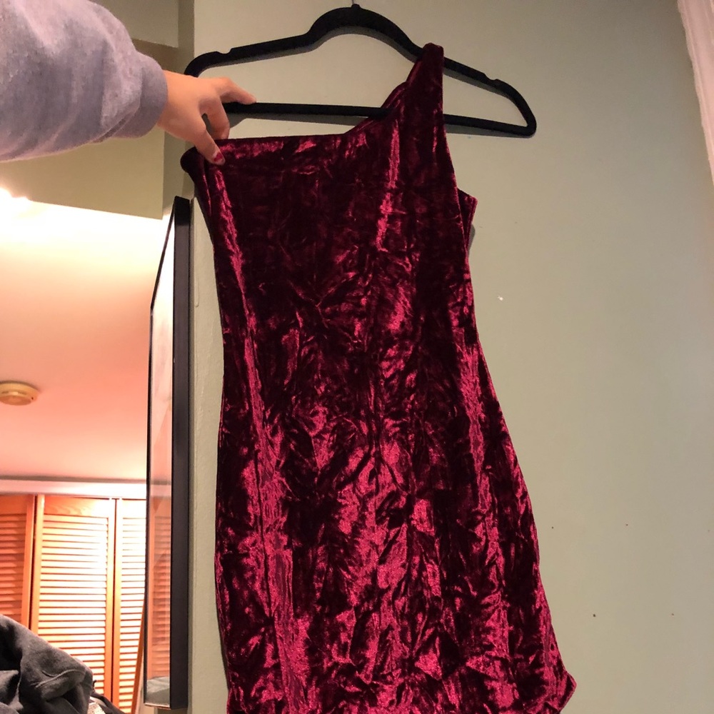 SUPER CUTE ONE SHOULDER VELVET HOCO DRESS