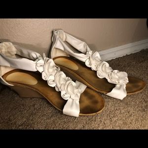 White flower wedge sandal
