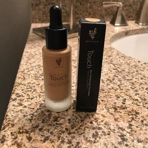 NWOT YOUNIQUE FOUNDATION & CONCEALER