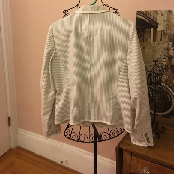 EUC Ann Taylor blazer. Size 8 - Picture 6 of 7