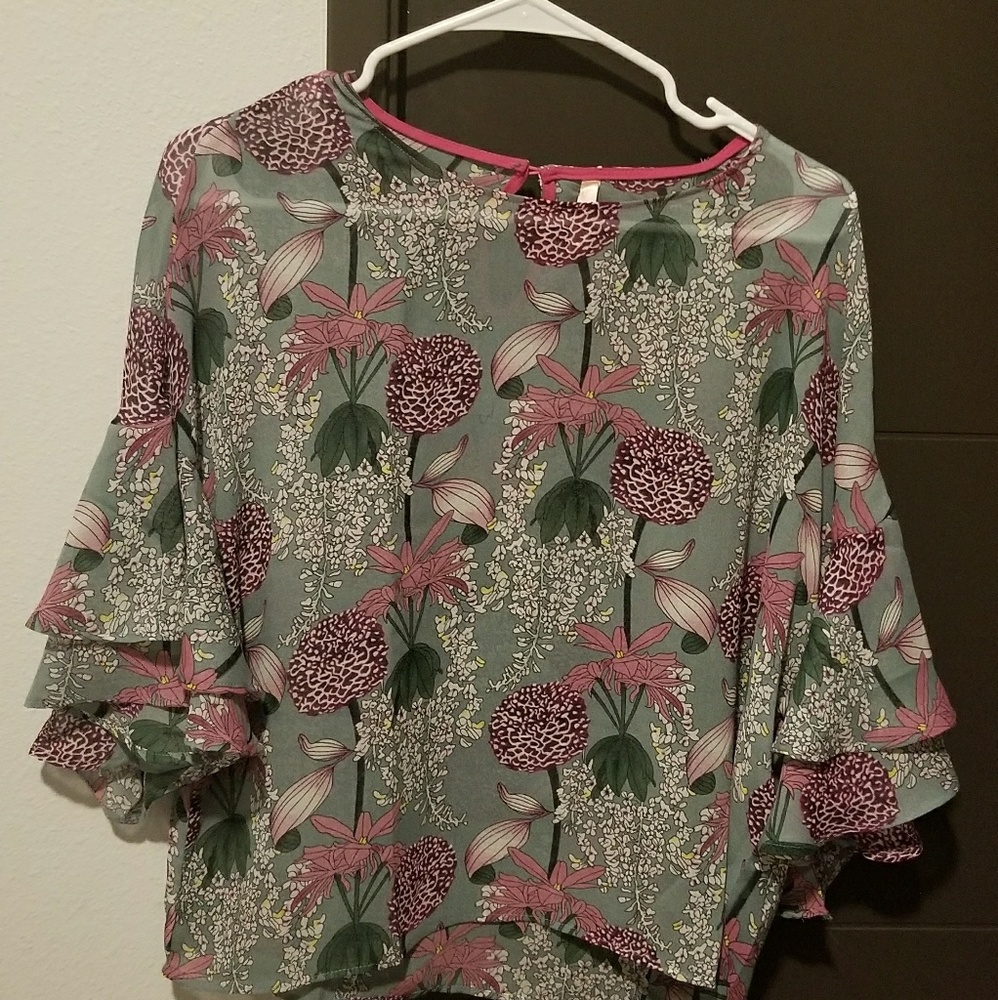 Cute ruffle sleeve shirt!