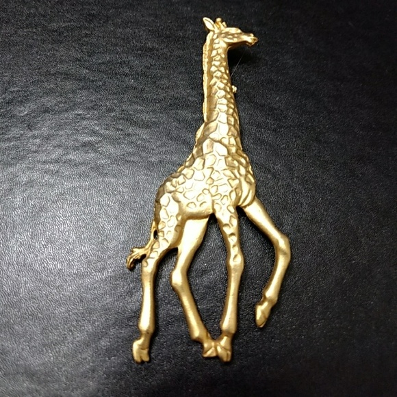 Jewelry - *Sale*  Gold tone giraffe pin